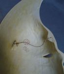 Masque Demi-lune en terre cuite patinée ,pièce unique signée