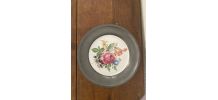 Assiette porcelaine et étain décorative et murale.