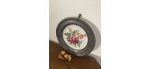 Assiette porcelaine et étain décorative et murale.