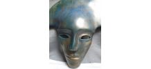 Masque décoratif en terre cuite patinée.