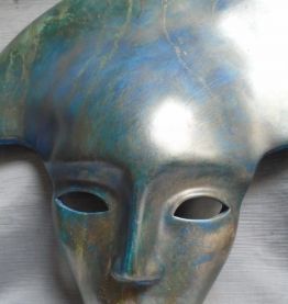 Masque décoratif en terre cuite patinée.