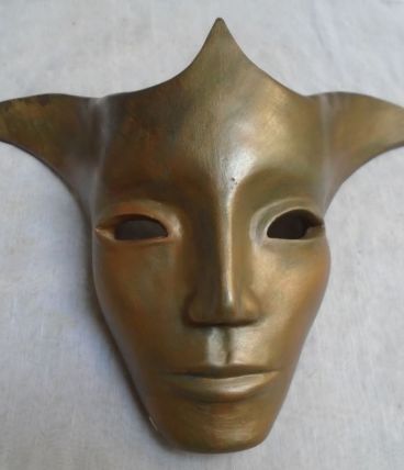 Masque décoratif en terre cuite patinée.