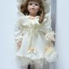 Poupée de porcelaine N°2 robe blanche chapeau