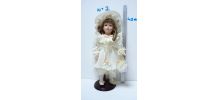Poupée de porcelaine N°2 robe blanche chapeau