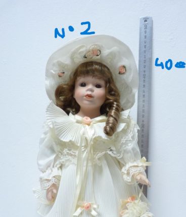Poupée de porcelaine N°2 robe blanche chapeau