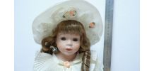 Poupée de porcelaine N°2 robe blanche chapeau