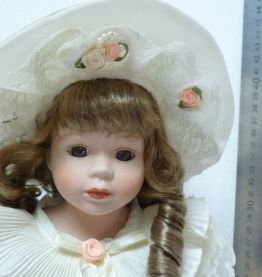 Poupée de porcelaine N°2 robe blanche chapeau