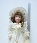 Poupée de porcelaine N°2 robe blanche chapeau