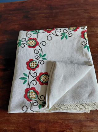 Nappe vintage, brodée main , très belle et élégante
