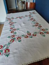 Nappe vintage, brodée main , très belle et élégante