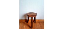 Tabouret tripode en bois brutaliste 