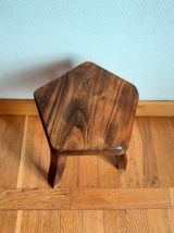 Tabouret tripode en bois brutaliste 