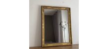 Miroir doré fin 19ème avec décor. 100x80.