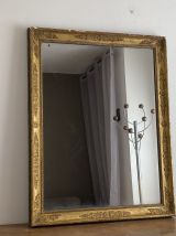 Miroir doré fin 19ème avec décor. 100x80.