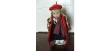  poupée porcelaine - tenue hiver couleur rouge