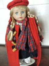  poupée porcelaine - tenue hiver couleur rouge
