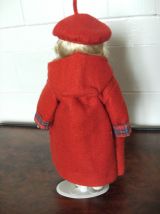  poupée porcelaine - tenue hiver couleur rouge