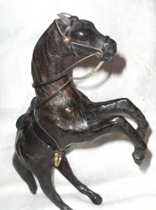 cheval cuir decoratif 