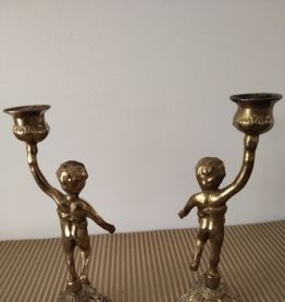 Paire de bougeoirs vintage en laiton sculpté.