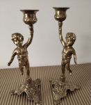 Paire de bougeoirs vintage en laiton sculpté.