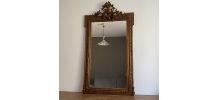 Miroir doré fin 19ème avec  fronton décoré. 150x82.