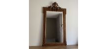 Miroir doré fin 19ème avec  fronton décoré. 150x82.