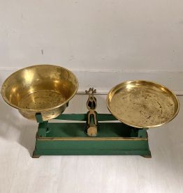 Balance de roberval en fonte à plateaux en cuivre
