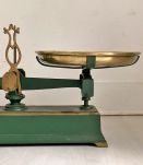 Balance de roberval en fonte à plateaux en cuivre