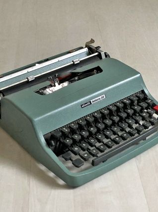 Machine à écrire Olivetti Lettera 32 fabriquée en 1965