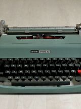 Machine à écrire Olivetti Lettera 32 fabriquée en 1965