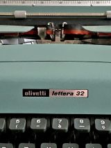 Machine à écrire Olivetti Lettera 32 fabriquée en 1965