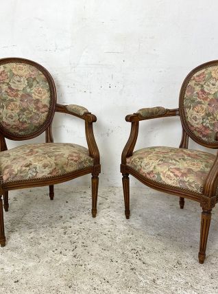 Paire de fauteuils cabriolets à dossier médaillon de style L