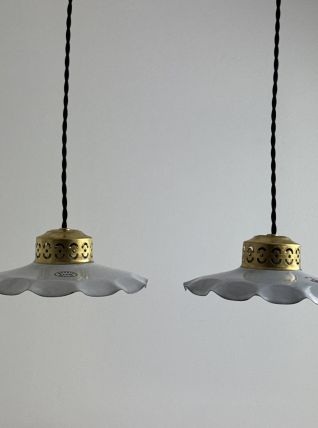 PAIRE D’ANCIENNES PETITES SUSPENSIONS EMAILLEES