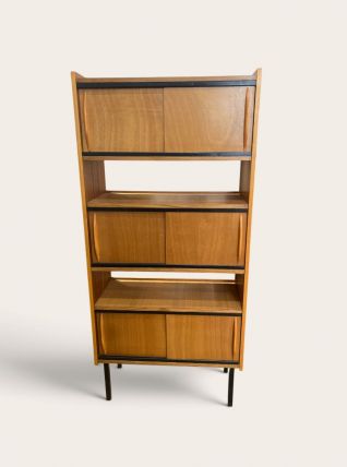 bibliothèque vintage aux pieds métalliques noirs 