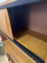 bibliothèque vintage aux pieds métalliques noirs 