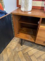 Enfilade vintage petit format pieds métalliques noirs 