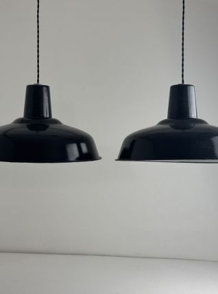 PAIRE D’ANCIENNES SUSPENSIONS D’ATELIER INDUSTRIEL EMAILLÉES