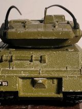 Char/ tank Alvis scorpion/ Striker Dinky toys