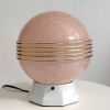 Lampe Art Déco Globe en verre moucheté rose et socle en céra