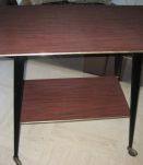 table à roulettes pour télévision en formica