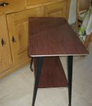 table à roulettes pour télévision en formica