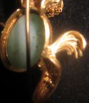 BROCHE OR MASSIF 750M , jade et yeux rubis ,23g