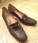 Escarpins Vintage en Cuir à Boucle Dorée