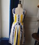 Robe midi vintage blanche à motifs jaunes et bleus