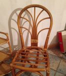 Chaises en rotin et déserte 