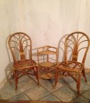 Chaises en rotin et déserte 