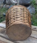 Dame jeanne dans son support en osier tréssé