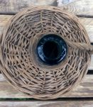 Dame jeanne dans son support en osier tréssé