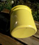 Pot à bouillir le lait en tôle émaillée jaune - vintage
