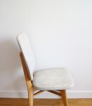 Chaise vintage scandinave pieds compas en skaï effet marbré 70s